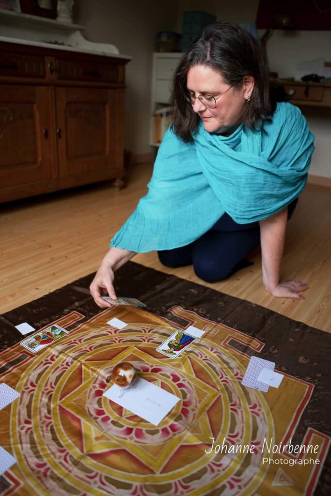 Allier la magie de la constellation avec celle du Tarot de Marseille.